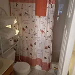 Homestay Large 3-bedrooms/2-bath Apt, One Block To Train *