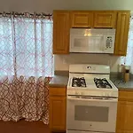 Homestay Large 3-bedrooms/2-bath Apt, One Block To Train New York