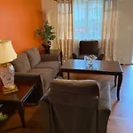 Large 3-bedrooms/2-bath Apt, One Block To Train Homestay *