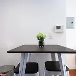 24-17 Renovated Studio Prime Location Wd