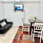 2 Bedrooms Lr Kit Bath And Backyard 2 Stops To Manhattan * New York