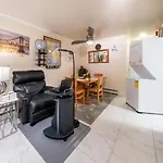 Booking.com Exxlusive: Fully Furnished One Bedroom Entire With Full Size Bed. For One Person Or Couple, Soulmate Positive Friendship Apartment *