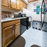 Booking.com Exxlusive: Fully Furnished One Bedroom Entire With Full Size Bed. For One Person Or Couple, Soulmate Positive Friendship Apartment