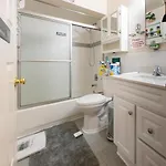 Booking.com Exxlusive: Fully Furnished One Bedroom Entire With Full Size Bed. For One Person Or Couple, Soulmate Positive Friendship Apartment New York