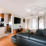 Luxurious 3 Beds 2 Baths By Central Park