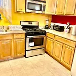 Luxury Basement Apartment/One Block To Train