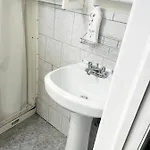 Luxury Basement Apartment/One Block To Train