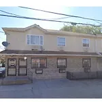 Luxury Basement Apartment/One Block To Train
