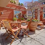 Giraffe By Library Collection Hotel 4*