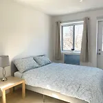 Sunny Apartment In Elmhurst