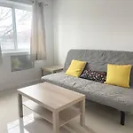 Sunny Apartment In Elmhurst