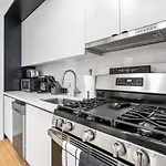 Luxe Studio Suite In Upper East Side With Charming Juliet Balcony