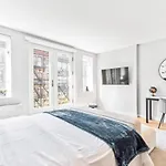 Luxe Studio Suite In Upper East Side With Charming Juliet Balcony