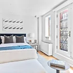 Modern Studio Suite With Charming Juliet Balcony In Upper East Side