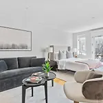 Luxe Studio Ste In Upper East Side With Charming Juliet Balcony Holiday home New York