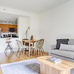 Lic 1br W Doorman Gym Pool Nr E River Nyc-690