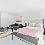 Luxe Studio Ste In Upper East Side With Charming Juliet Balcony Holiday home New York