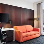Courtyard By Marriott Long Island City/new York Manhattan View Hotel