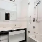 Courtyard By Marriott Long Island City/new York Manhattan View Hotel
