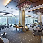 Renaissance Midtown Hotel 4*