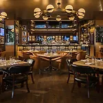 Renaissance Midtown 4*
