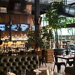Renaissance Midtown Hotel 4*