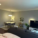 Luxury Apt - 3 Stops To \