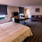Hotel Hampton & Staten Island 3*