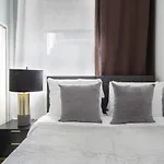 Apartment Perfectly Located 2bd Near Times Square With Gym