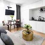 Beautiful 2bd With A Gym Near Times Square Apartment *