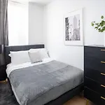 Beautiful 2bd With A Gym Near Times Square Apartment