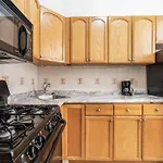 Beautifully Designed 2 Bedroom Near Hell\'S Kitchen