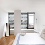 Elegant Three Bedroom In Financial District