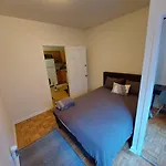 ✪ Large 2 Bedrooms ✪ Queen Beds ✪ Work Stations * New York