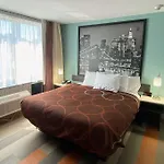 Super 8 By Wyndham Brooklyn Williamsburg