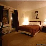 Metro Apartment *