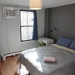 Quiet Double In Williamsburg Ground Floor Near Subway Homestay *