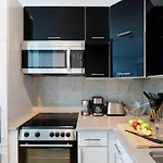 403-2E Newly Renovated Studio Ues