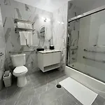 Hotel Starlight Near Lga Airport 3*