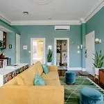 Apartment Airy Greenwich Retreat With Private Deck