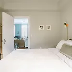 Airy Greenwich Retreat With Private Deck Apartment *