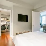 Airy Greenwich Retreat With Private Deck *