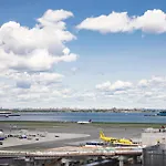 Laguardia Airport Marriott Hotel 4*