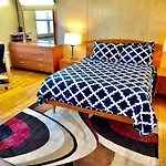 Lga Airport 3 Mins, Vacation 3 Bedroom Duplex House, Parking And Private Backyard, 9Mins Subway!