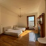 Large In Charming Townhouse Homestay