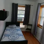 Comfortable And Simple Room For One Person Near Manhattan On Train