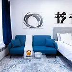 26-4a New Prime 20's W D Shared Courtyard New York