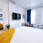 26-4a New Prime 20's W D Shared Courtyard New York