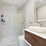 Apartment Modern One Bedroom With Private Balcony *
