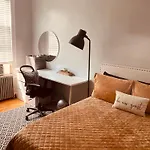 Private In Townhouse W Shared Baths Qn Bed 1-3ppl Apartment New York